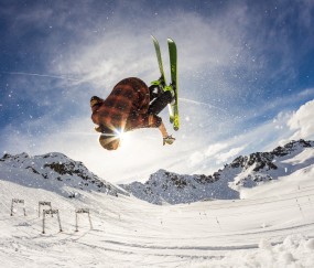 开云官网-F1街道赛焦点战，哥斯达黎加完胜澳大利亚，新星崛起与策略制胜